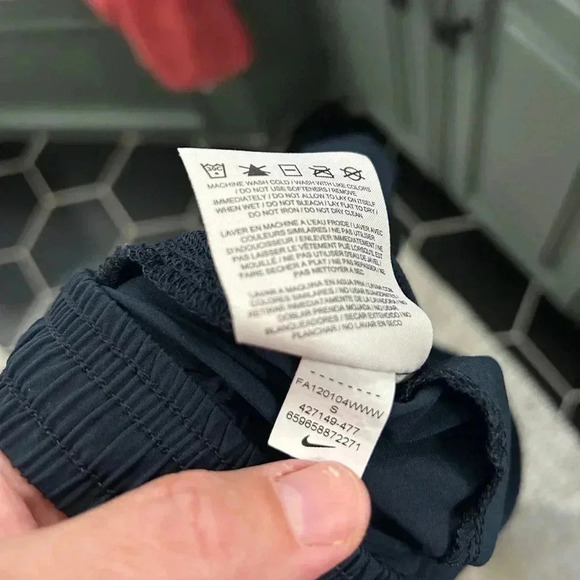 EUC Nike navy Women’s Drifit athletic pants. Zipper pockets and legs Lightweight - Picture 8 of 16